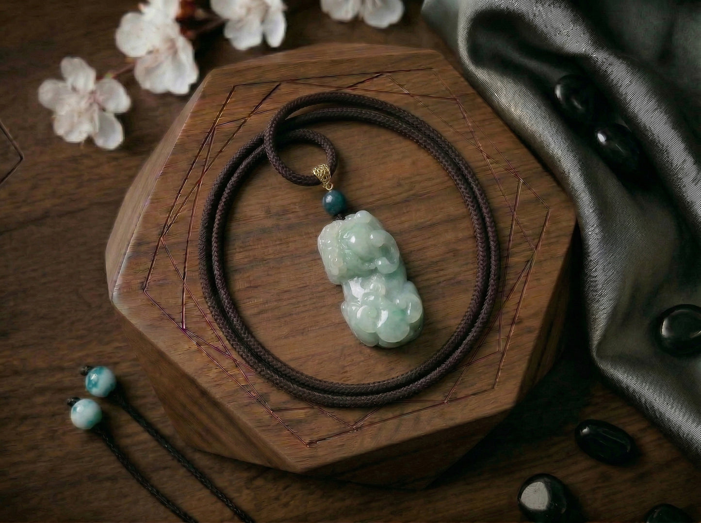 Bestia Divina - Colgante de Jade Natural