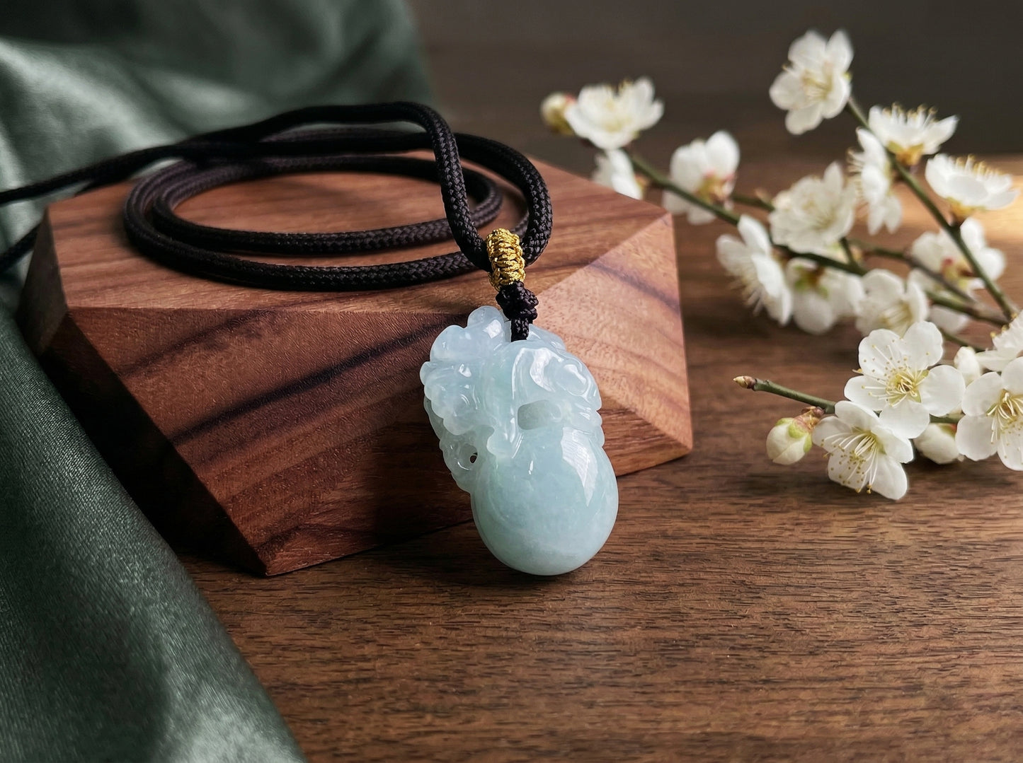 Riqueza - Colgante de Jade Natural