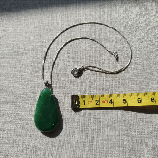 How to Choose a Jade Pendant Necklace: Chain Length, Pendant Size, and Style Guide