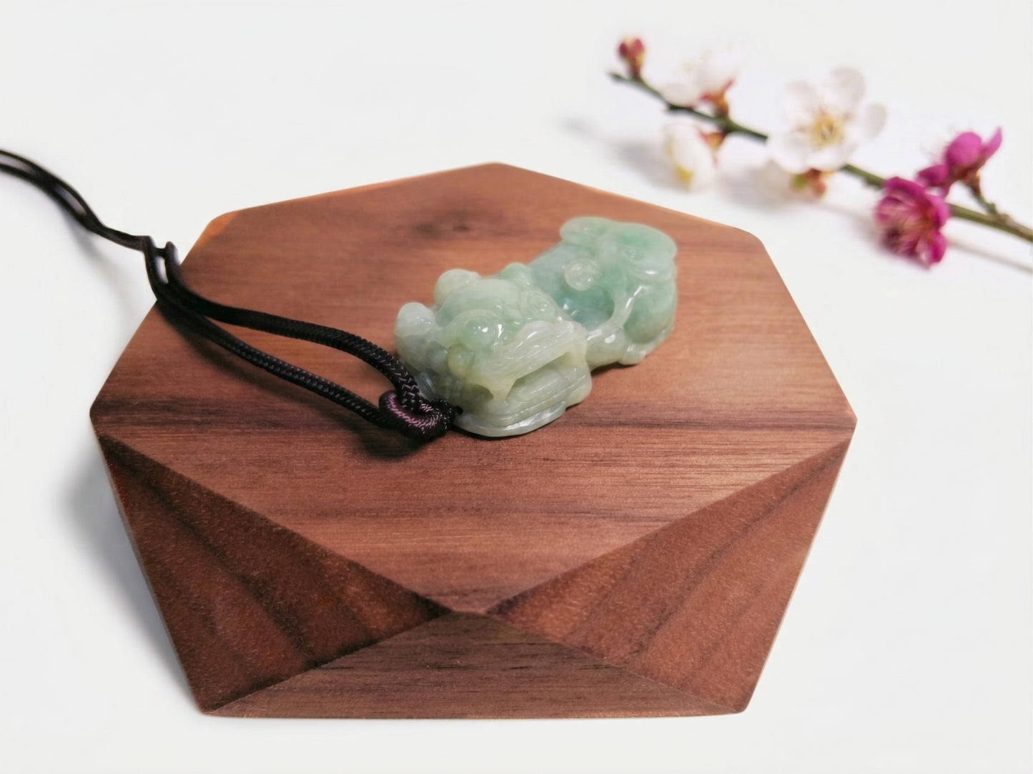 Bestia Divina - Colgante de Jade Natural