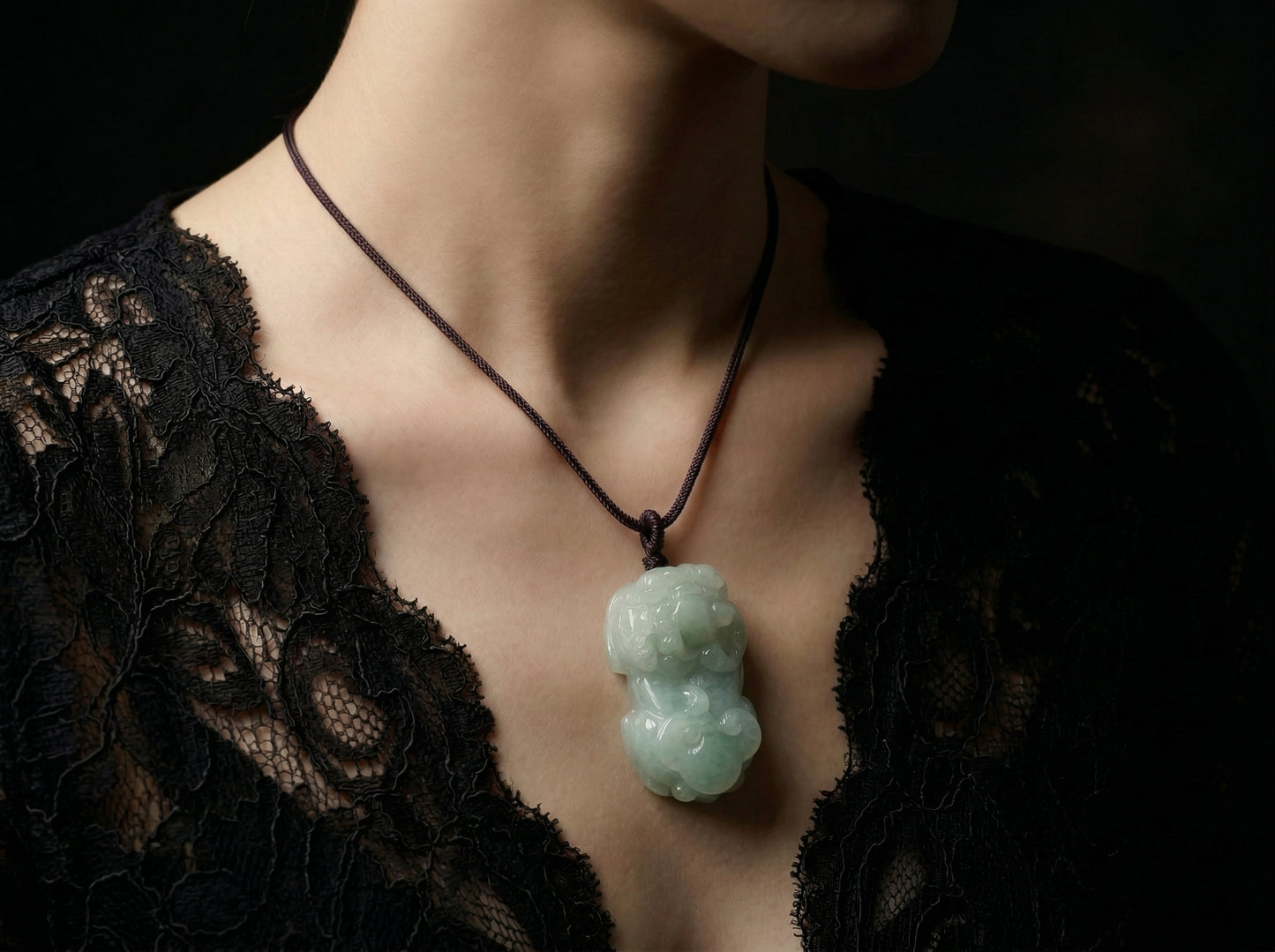 Bestia Divina - Colgante de Jade Natural